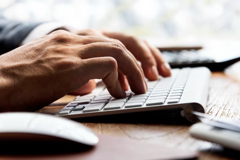 Persona escribiendo en un teclado